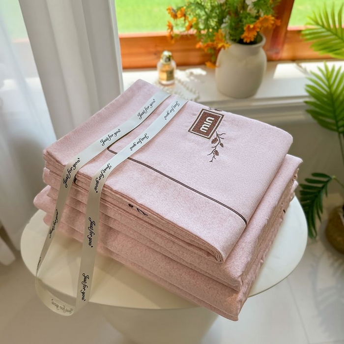 91家纺网 家纺一手货源 找家纺 孑寐家纺 2025新款全棉磨毛刺绣绣花四件套-简爱 简爱-粉色