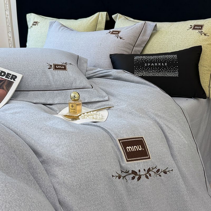 91家纺网 家纺一手货源 找家纺 孑寐家纺 2025新款全棉磨毛刺绣绣花四件套-简爱 简爱-蓝灰