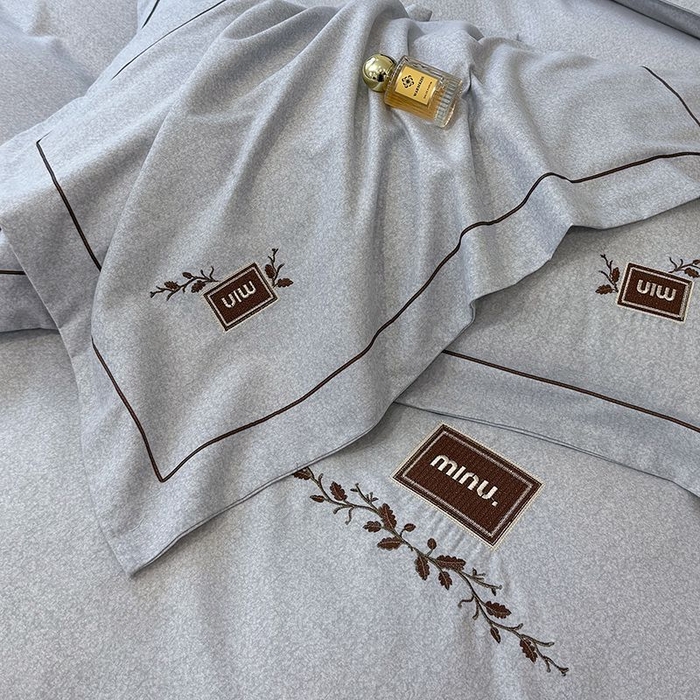 91家纺网 家纺一手货源 找家纺 孑寐家纺 2025新款全棉磨毛刺绣绣花四件套-简爱 简爱-蓝灰