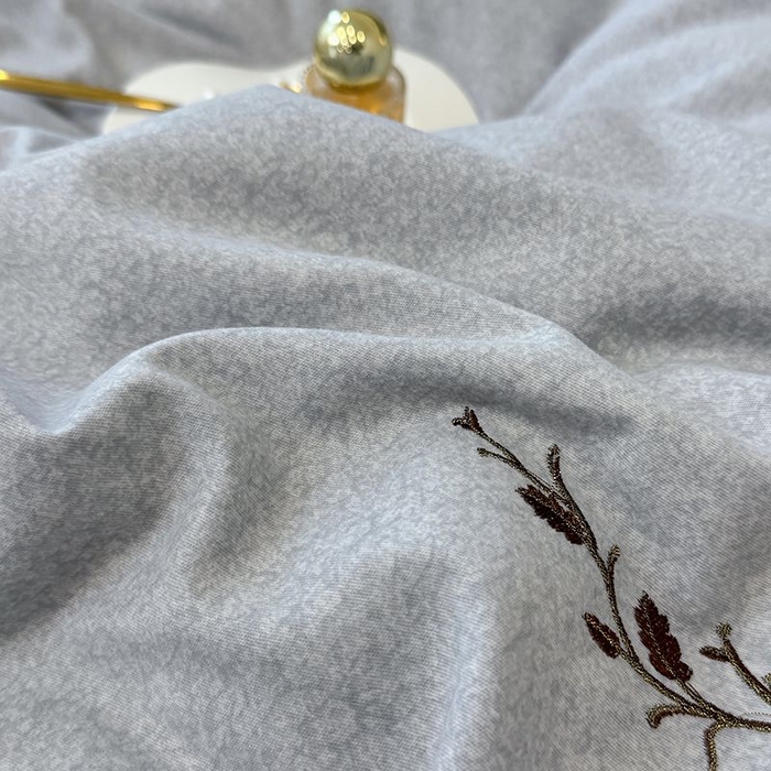 91家纺网 家纺一手货源 找家纺 孑寐家纺 2025新款全棉磨毛刺绣绣花四件套-简爱 简爱-蓝灰