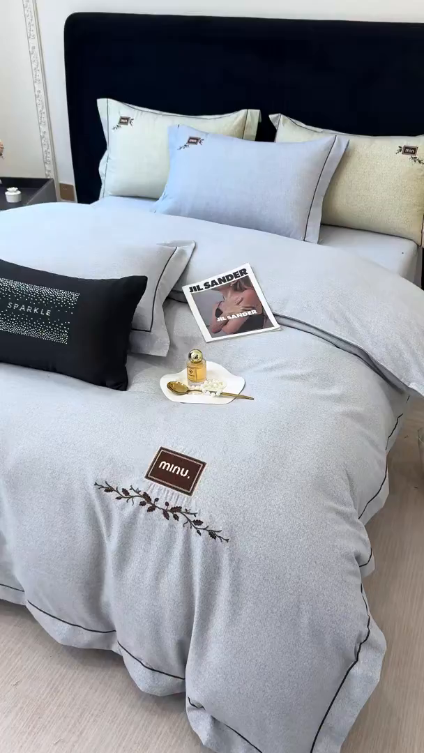 91家纺网 家纺一手货源 找家纺 孑寐家纺 2025新款全棉磨毛刺绣绣花四件套-简爱 简爱-蓝灰