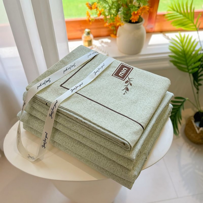 91家纺网 家纺一手货源 找家纺 孑寐家纺 2025新款全棉磨毛刺绣绣花四件套-简爱 简爱-绿色