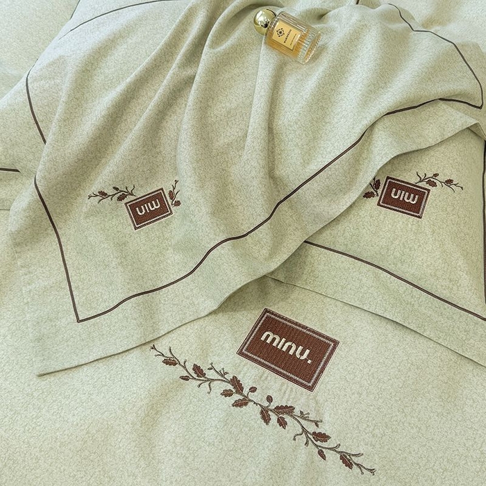 91家纺网 家纺一手货源 找家纺 孑寐家纺 2025新款全棉磨毛刺绣绣花四件套-简爱 简爱-绿色