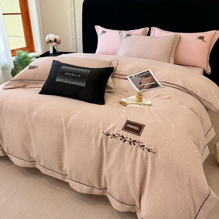 91家纺网 家纺一手货源 找家纺 孑寐家纺 2025新款全棉磨毛刺绣绣花四件套-简爱 简爱-浅咖