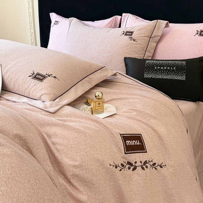 91家纺网 家纺一手货源 找家纺 孑寐家纺 2025新款全棉磨毛刺绣绣花四件套-简爱 简爱-浅咖