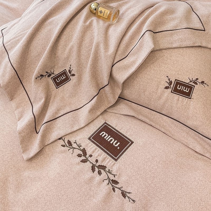 91家纺网 家纺一手货源 找家纺 孑寐家纺 2025新款全棉磨毛刺绣绣花四件套-简爱 简爱-浅咖