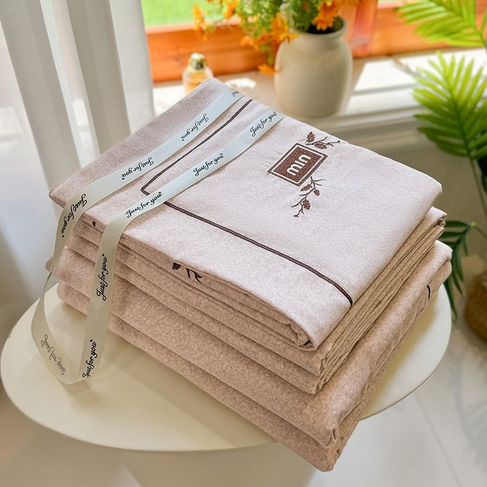 91家纺网 家纺一手货源 找家纺 孑寐家纺 2025新款全棉磨毛刺绣绣花四件套-简爱 简爱-浅咖