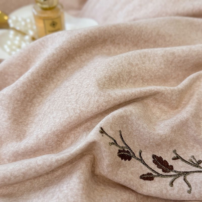 91家纺网 家纺一手货源 找家纺 孑寐家纺 2025新款全棉磨毛刺绣绣花四件套-简爱 简爱-浅咖