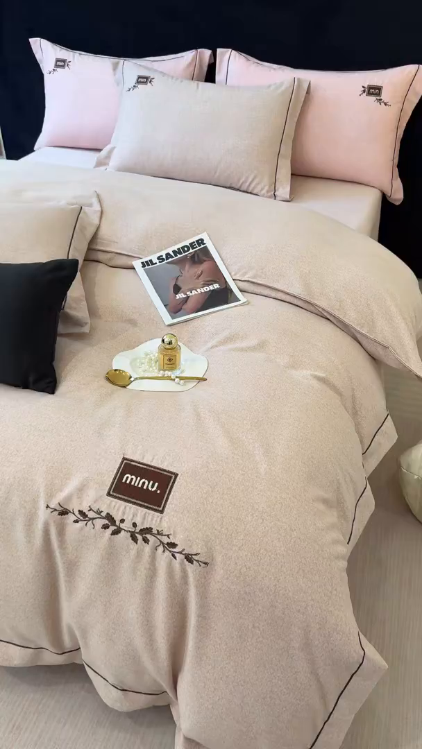 91家纺网 家纺一手货源 找家纺 孑寐家纺 2025新款全棉磨毛刺绣绣花四件套-简爱 简爱-浅咖