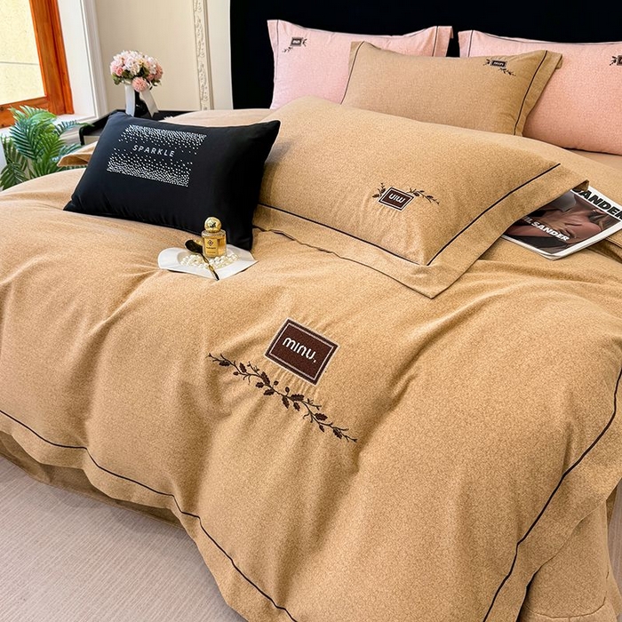 91家纺网 家纺一手货源 找家纺 孑寐家纺 2025新款全棉磨毛刺绣绣花四件套-简爱 简爱-棕色