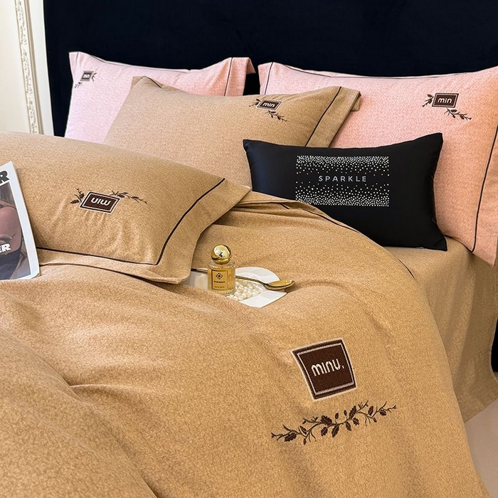 91家纺网 家纺一手货源 找家纺 孑寐家纺 2025新款全棉磨毛刺绣绣花四件套-简爱 简爱-棕色