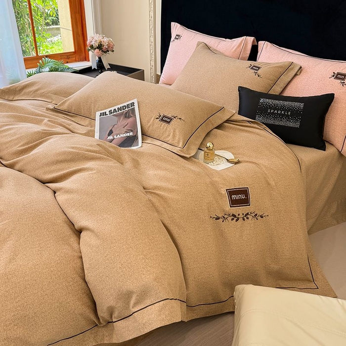 91家纺网 家纺一手货源 找家纺 孑寐家纺 2025新款全棉磨毛刺绣绣花四件套-简爱 简爱-棕色