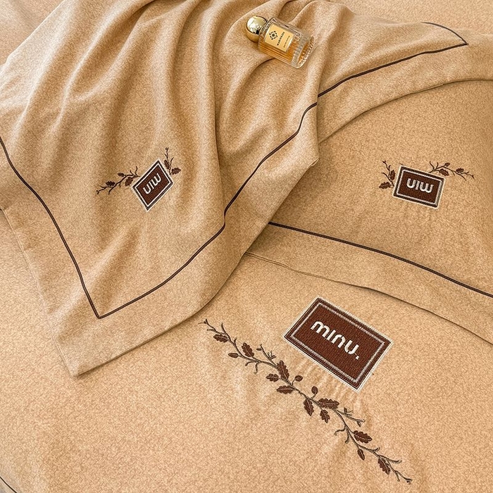 91家纺网 家纺一手货源 找家纺 孑寐家纺 2025新款全棉磨毛刺绣绣花四件套-简爱 简爱-棕色