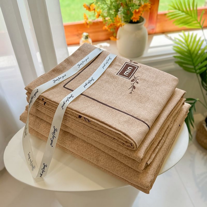 91家纺网 家纺一手货源 找家纺 孑寐家纺 2025新款全棉磨毛刺绣绣花四件套-简爱 简爱-棕色