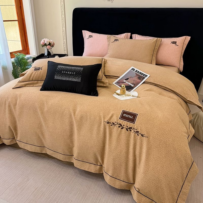 91家纺网 家纺一手货源 找家纺 孑寐家纺 2025新款全棉磨毛刺绣绣花四件套-简爱 简爱-棕色