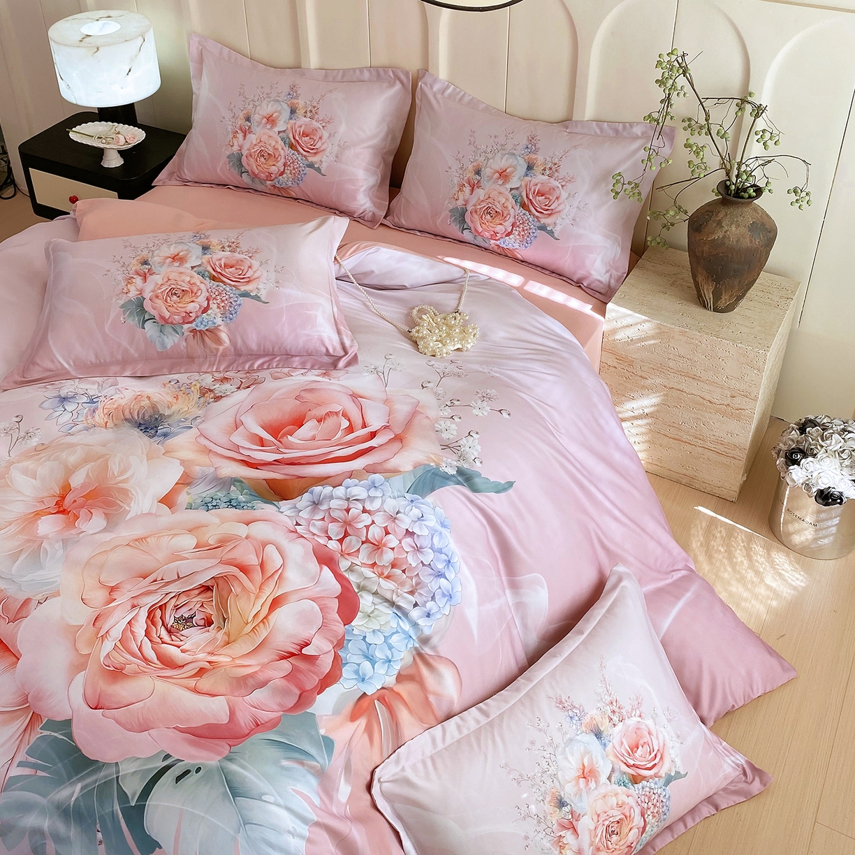 91家纺网 家纺一手货源 找家纺 大麦乐田 2025新款 直播爆款细斜纹磨毛数码印花四件套 月光之梦 粉