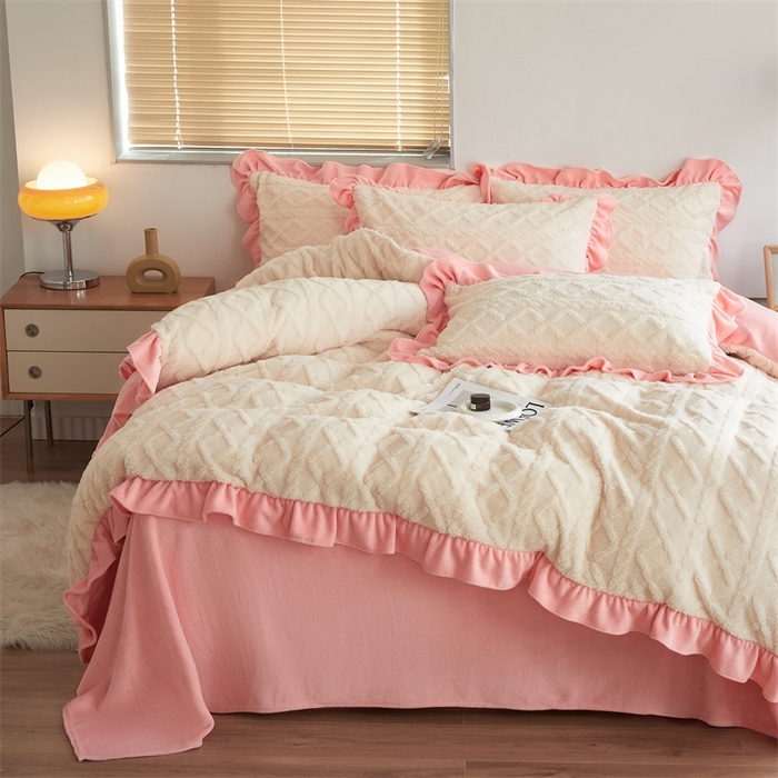 91家纺网 家纺一手货源 找家纺 睡美人 2025新款韩版塔芙绒牛奶绒床单床裙床笠款四件套 依情白+奶油粉