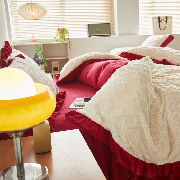 91家纺网 家纺一手货源 找家纺 睡美人 2025新款韩版塔芙绒牛奶绒床单床裙床笠款四件套 依情白+大红色