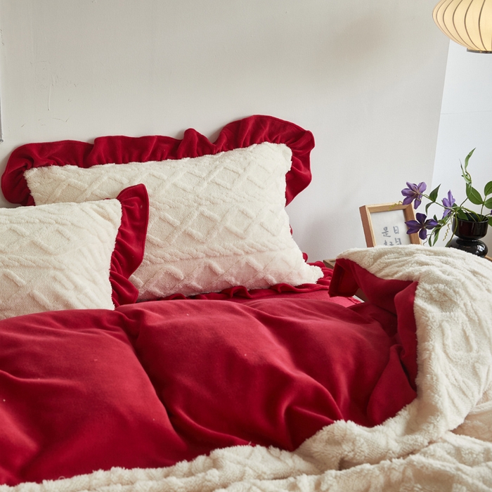 91家纺网 家纺一手货源 找家纺 睡美人 2025新款韩版塔芙绒牛奶绒床单床裙床笠款四件套 依情白+大红色