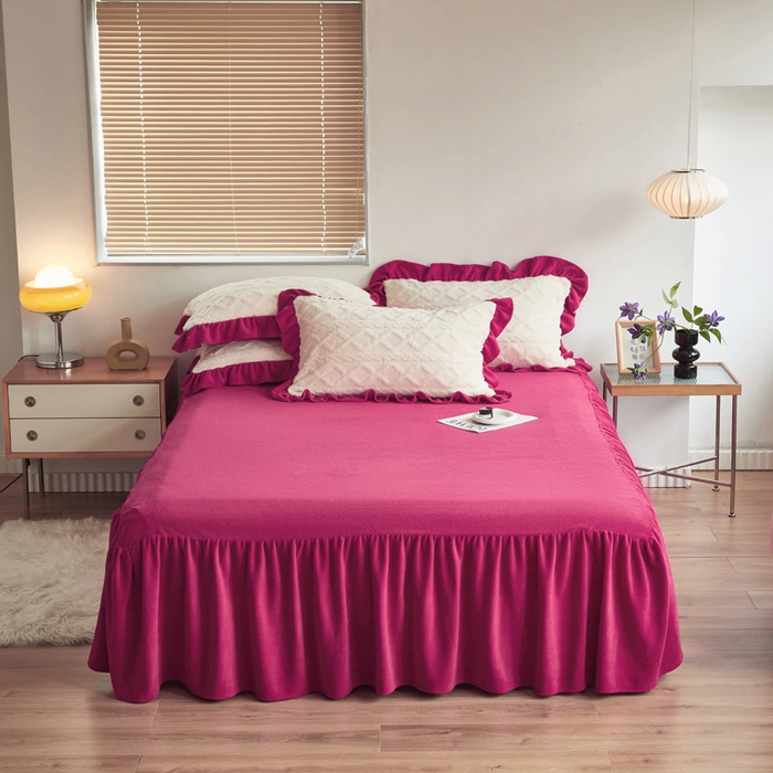 91家纺网 家纺一手货源 找家纺 睡美人 2025新款韩版塔芙绒牛奶绒床单床裙床笠款四件套 依情白+酒红色