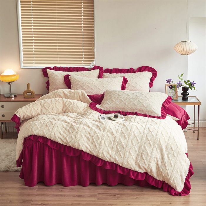 91家纺网 家纺一手货源 找家纺 睡美人 2025新款韩版塔芙绒牛奶绒床单床裙床笠款四件套 依情白+酒红色