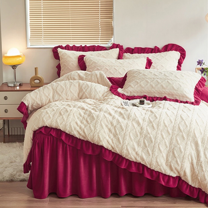 91家纺网 家纺一手货源 找家纺 睡美人 2025新款韩版塔芙绒牛奶绒床单床裙床笠款四件套 依情白+酒红色