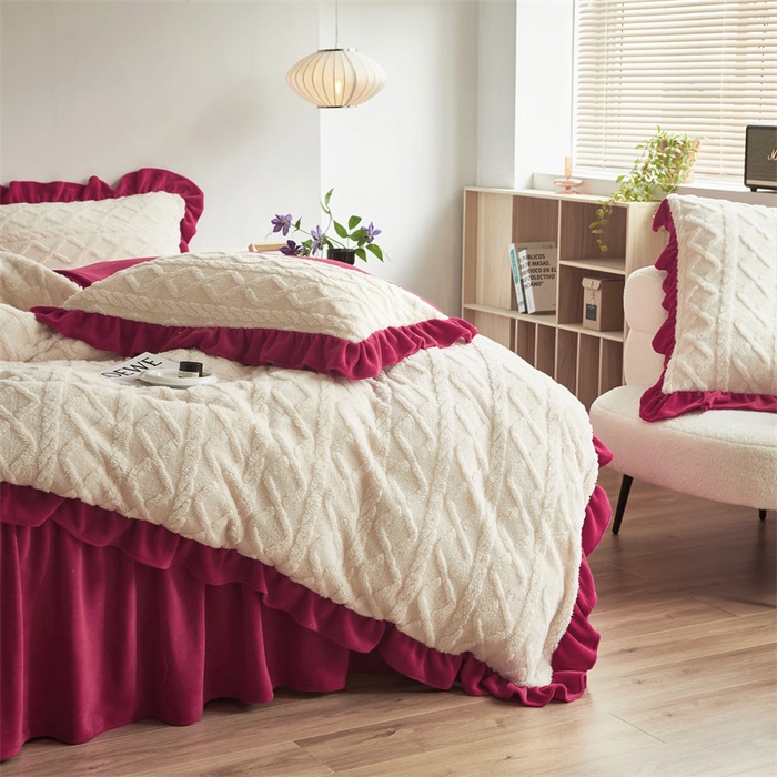 91家纺网 家纺一手货源 找家纺 睡美人 2025新款韩版塔芙绒牛奶绒床单床裙床笠款四件套 依情白+酒红色