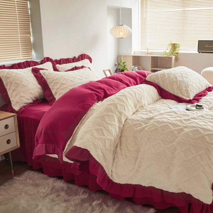 91家纺网 家纺一手货源 找家纺 睡美人 2025新款韩版塔芙绒牛奶绒床单床裙床笠款四件套 依情白+酒红色
