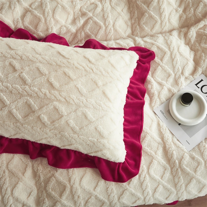 91家纺网 家纺一手货源 找家纺 睡美人 2025新款韩版塔芙绒牛奶绒床单床裙床笠款四件套 依情白+酒红色