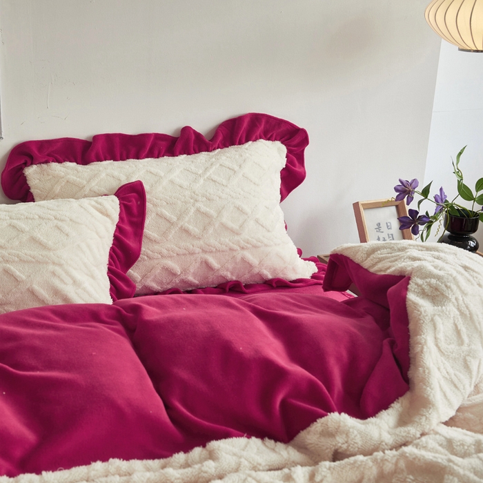 91家纺网 家纺一手货源 找家纺 睡美人 2025新款韩版塔芙绒牛奶绒床单床裙床笠款四件套 依情白+酒红色