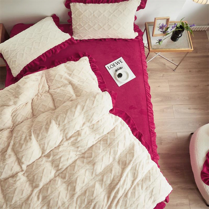 91家纺网 家纺一手货源 找家纺 睡美人 2025新款韩版塔芙绒牛奶绒床单床裙床笠款四件套 依情白+酒红色