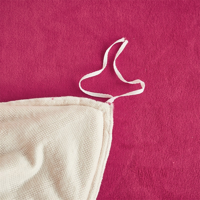 91家纺网 家纺一手货源 找家纺 睡美人 2025新款韩版塔芙绒牛奶绒床单床裙床笠款四件套 依情白+酒红色