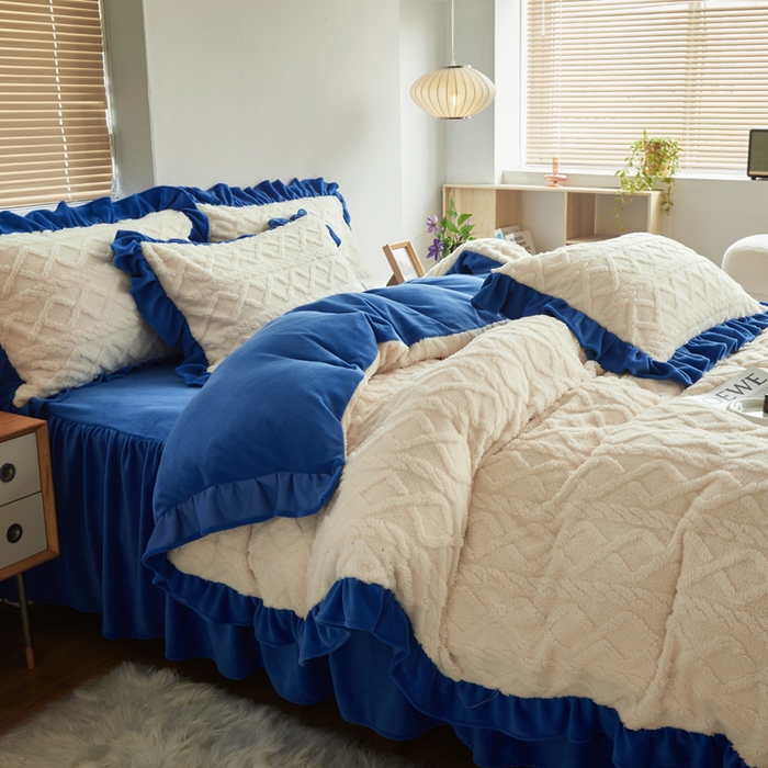 91家纺网 家纺一手货源 找家纺 睡美人 2025新款韩版塔芙绒牛奶绒床单床裙床笠款四件套 依情白+梦幻蓝