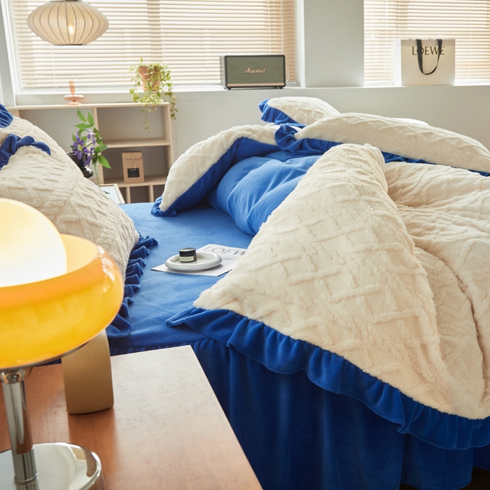 91家纺网 家纺一手货源 找家纺 睡美人 2025新款韩版塔芙绒牛奶绒床单床裙床笠款四件套 依情白+梦幻蓝