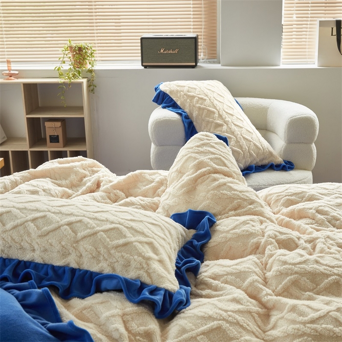 91家纺网 家纺一手货源 找家纺 睡美人 2025新款韩版塔芙绒牛奶绒床单床裙床笠款四件套 依情白+梦幻蓝