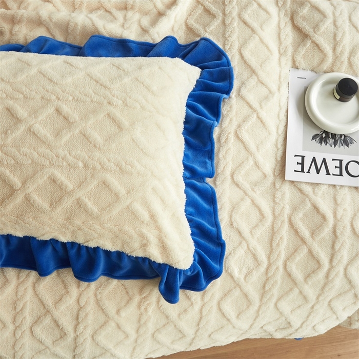 91家纺网 家纺一手货源 找家纺 睡美人 2025新款韩版塔芙绒牛奶绒床单床裙床笠款四件套 依情白+梦幻蓝