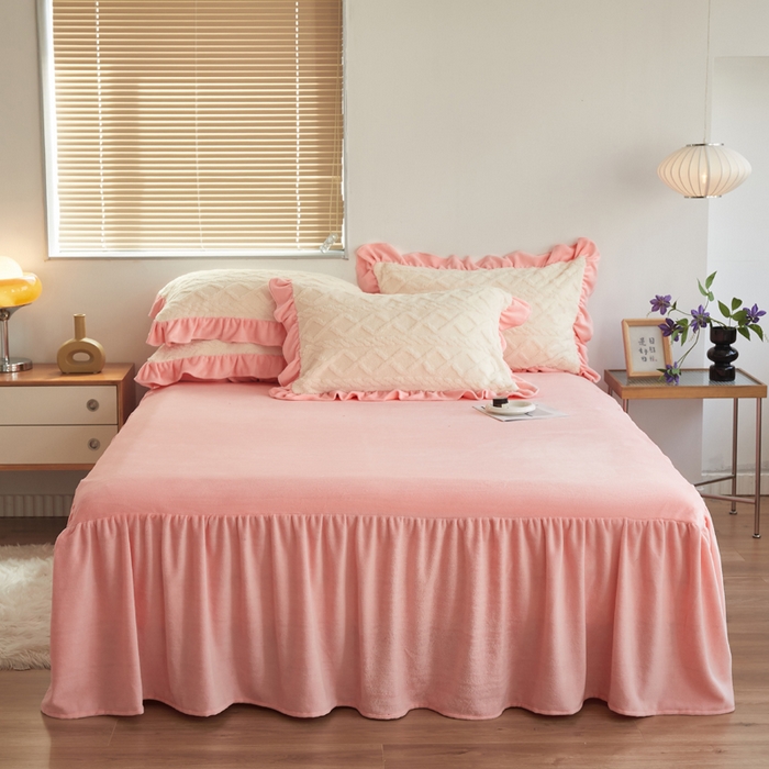 91家纺网 家纺一手货源 找家纺 睡美人 2025新款韩版塔芙绒牛奶绒床单床裙床笠款四件套 依情白+奶油粉