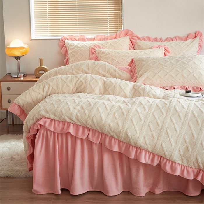 91家纺网 家纺一手货源 找家纺 睡美人 2025新款韩版塔芙绒牛奶绒床单床裙床笠款四件套 依情白+奶油粉