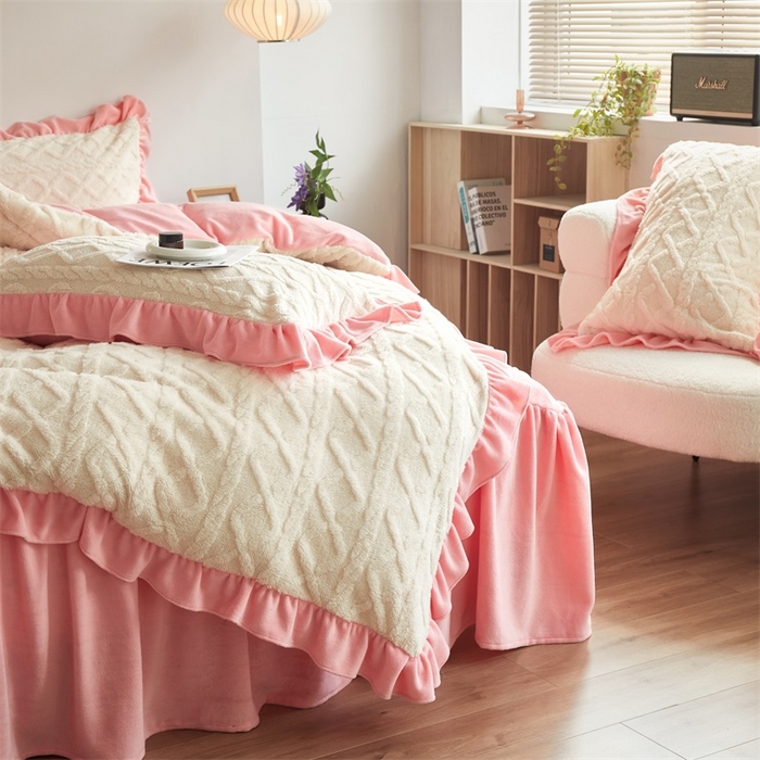 91家纺网 家纺一手货源 找家纺 睡美人 2025新款韩版塔芙绒牛奶绒床单床裙床笠款四件套 依情白+奶油粉