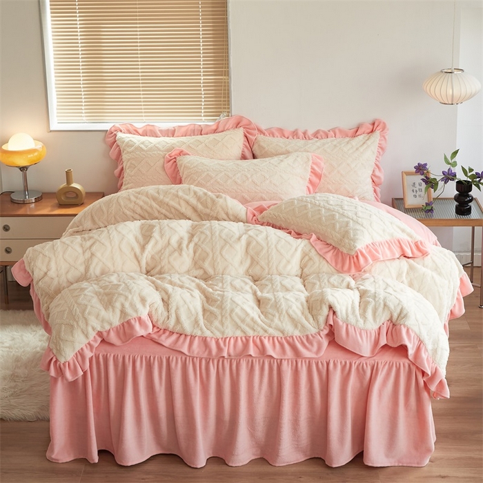 91家纺网 家纺一手货源 找家纺 睡美人 2025新款韩版塔芙绒牛奶绒床单床裙床笠款四件套 依情白+奶油粉