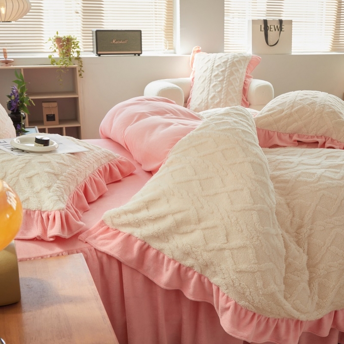 91家纺网 家纺一手货源 找家纺 睡美人 2025新款韩版塔芙绒牛奶绒床单床裙床笠款四件套 依情白+奶油粉