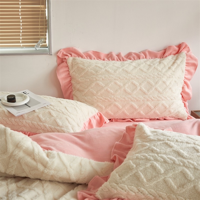 91家纺网 家纺一手货源 找家纺 睡美人 2025新款韩版塔芙绒牛奶绒床单床裙床笠款四件套 依情白+奶油粉