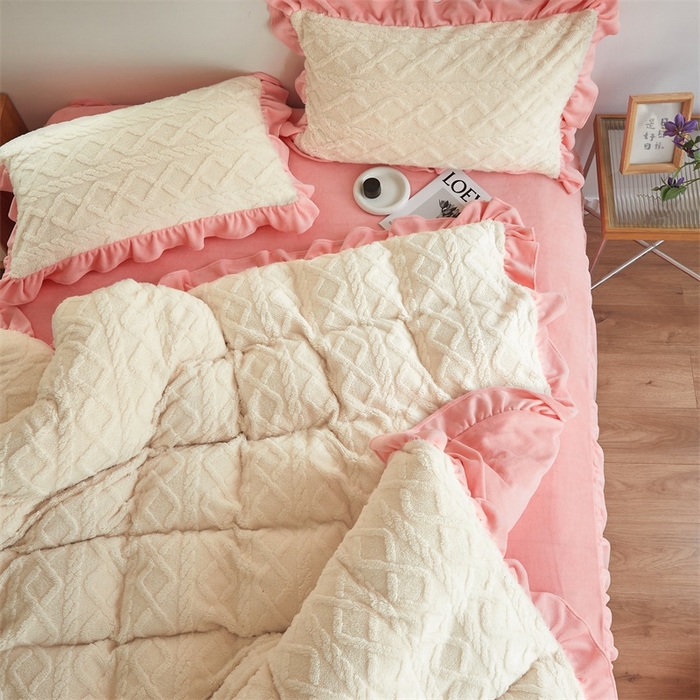 91家纺网 家纺一手货源 找家纺 睡美人 2025新款韩版塔芙绒牛奶绒床单床裙床笠款四件套 依情白+奶油粉