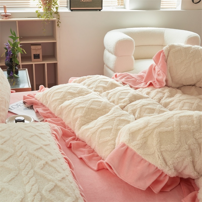 91家纺网 家纺一手货源 找家纺 睡美人 2025新款韩版塔芙绒牛奶绒床单床裙床笠款四件套 依情白+奶油粉