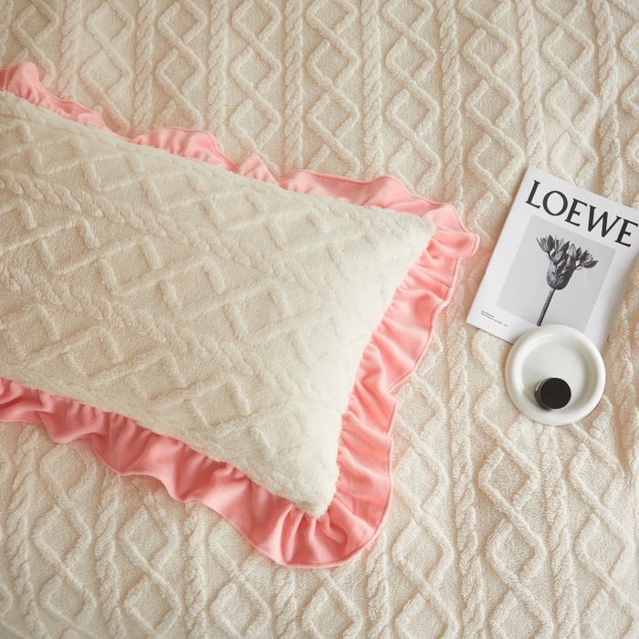 91家纺网 家纺一手货源 找家纺 睡美人 2025新款韩版塔芙绒牛奶绒床单床裙床笠款四件套 依情白+奶油粉