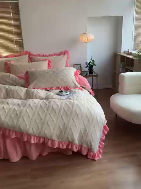 91家纺网 家纺一手货源 找家纺 睡美人 2025新款韩版塔芙绒牛奶绒床单床裙床笠款四件套 依情白+奶油粉