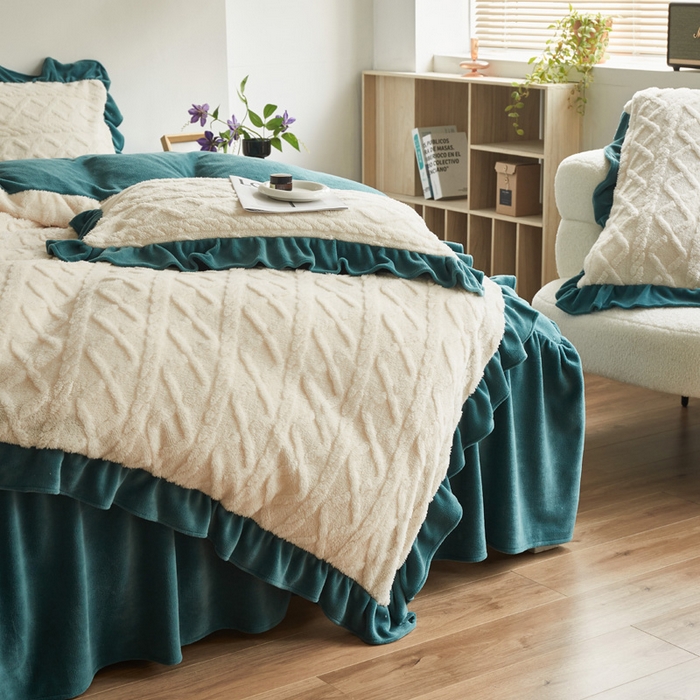 91家纺网 家纺一手货源 找家纺 睡美人 2025新款韩版塔芙绒牛奶绒床单床裙床笠款四件套 依情白+星空蓝