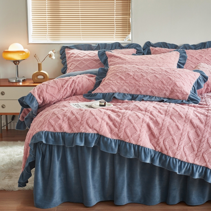 91家纺网 家纺一手货源 找家纺 睡美人 2025新款韩版塔芙绒牛奶绒床单床裙床笠款四件套 依情粉+罗马灰