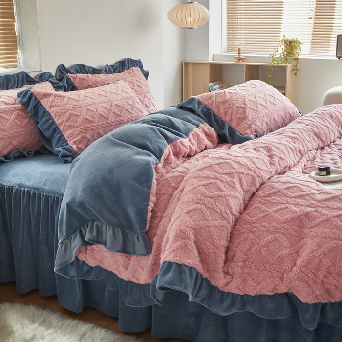 91家纺网 家纺一手货源 找家纺 睡美人 2025新款韩版塔芙绒牛奶绒床单床裙床笠款四件套 依情粉+罗马灰