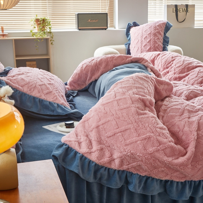 91家纺网 家纺一手货源 找家纺 睡美人 2025新款韩版塔芙绒牛奶绒床单床裙床笠款四件套 依情粉+罗马灰